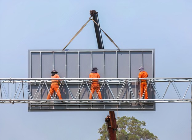 مزایای استفاده از خدمات نصب تابلو در ارتفاعات با کمک طناب