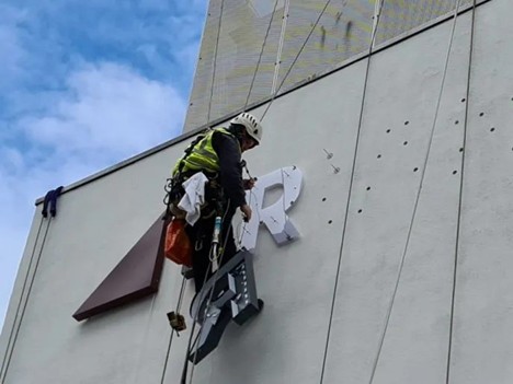 مهارت های مورد نیاز جهت نصب انواع تابلو در ارتفاعات