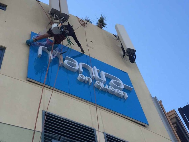 نصب تابلو در ارتفاع