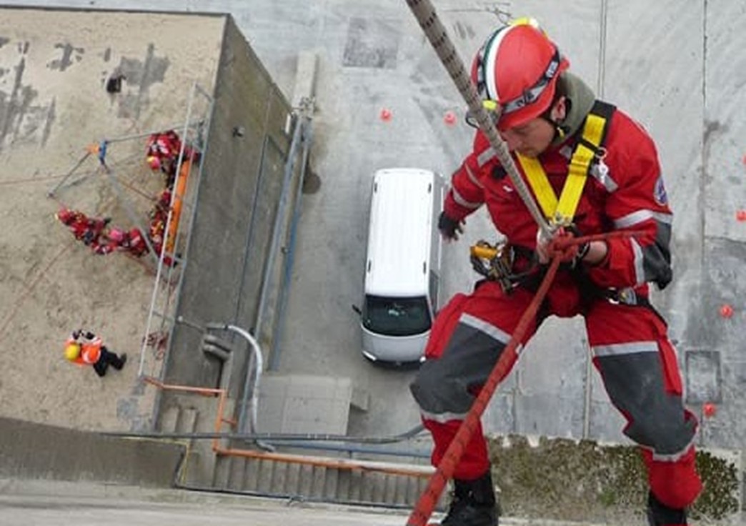 آیا امکان پیچ و رول پلاک کردن ساختمان هایی که قسمتی از سنگ آنها ریزش کرده است وجود دارد؟